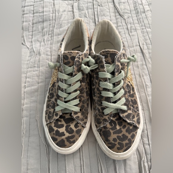 Very G Animal Print Sneakers with Gold Glitter Star
9.5 - Picture 2 of 6